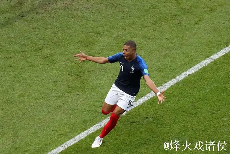 荣耀时刻，姆巴佩领取皇马11月最佳球员奖